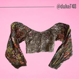 Z&L Top 🖤 Crop with adjustable sleeves, stretchy back and so cute!!